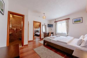 Postel nebo postele na pokoji v ubytování Hotel Zlatni bor