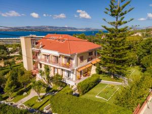 een luchtzicht op een huis met een oranje dak bij Lorenzo House Apartments in Lassi