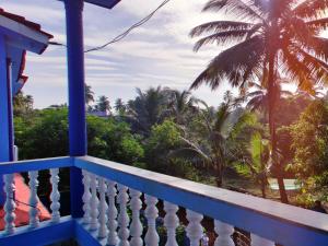 Ban công/sân hiên tại 1 Bedroom Apartment with Kitchen near Morjim Beach Goa +3 ảnh