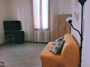 sala de estar con sofá y lámpara en La Finestra su San Luca en Bolonia