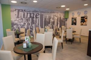 un comedor con mesas y sillas y un mural en la pared en AIS Center, en Wolfsberg