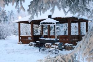 オレホヴォにあるIgora Resortの雪中のガゼボ