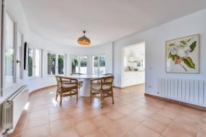 a dining room with a table and chairs at LA MAR - Managed by Almarina in Benissa
