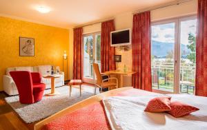 法克湖畔埃格Das Moser - Hotel Garni am See (Adults Only)的一间带床和大窗户的酒店房间