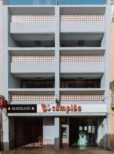 un gran edificio blanco con un cartel. en THE MODERNIST, Architecture experience en Faro