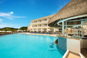 Bazén v ubytování Maritim Resort & Spa Mauritius nebo v jeho okolí