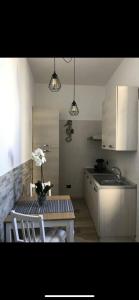 eine Küche mit einem Tisch und einer Blumenvase darauf in der Unterkunft Casa Fronte del porto in Bari