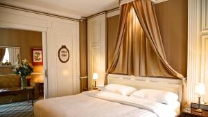 Postel nebo postele na pokoji v ubytování Carlton Lausanne Boutique Hôtel