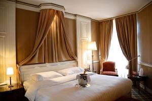 Postel nebo postele na pokoji v ubytování Carlton Lausanne Boutique Hôtel
