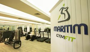 un gimnasio con cintas de correr y un cartel en una pared en Maritim Resort & Spa Mauritius, en Balaclava