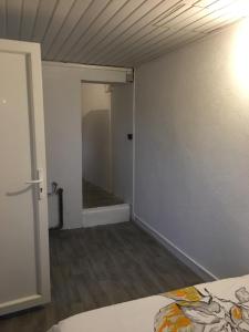 Postel nebo postele na pokoji v ubytování Studio équipé 2 personnes Port du Croisty