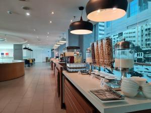Reštaurácia alebo iné gastronomické zariadenie v ubytovaní Holiday Inn Express & Suites Johor Bahru, an IHG Hotel