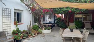 an outdoor patio with a table and chairs and plants at Can Juvimar in El Poblenou del Delta