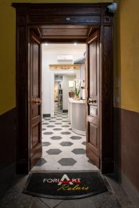 eine offene Tür zu einem Flur mit Fliesenboden in der Unterkunft ForiArt Relais in Neapel + 52 Fotos
