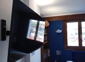 TV a/nebo společenská místnost v ubytování Superviews, parking 24h vigilado incluido y Netflix en habitación independiente con baño privado en apartamento particular, Français&English