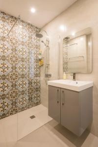 a bathroom with a sink and a shower at Beautiful Seaview 2 Bedroom Apartment in Luz