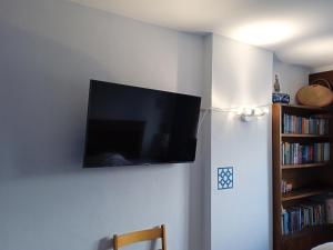 TV a/nebo společenská místnost v ubytování Superviews, parking 24h vigilado incluido y Netflix en habitación independiente con baño privado en apartamento particular, Français&English