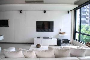 Johannesburg的住宿－Stunning 2 Bedroom Apartment，客厅配有白色沙发和电视
