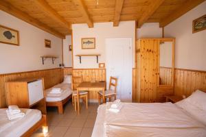 A bed or beds in a room at Vadvirág Vendéglő és Panzió