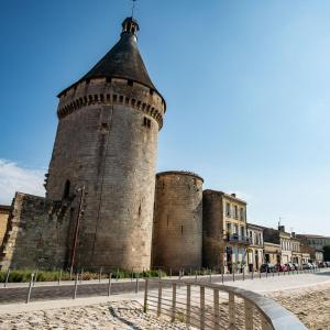 un castillo con dos torres en una calle en Logis Hôtel de la Tour, en Libourne