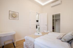 Postel nebo postele na pokoji v ubytování BpR Étienne Charming Apartment