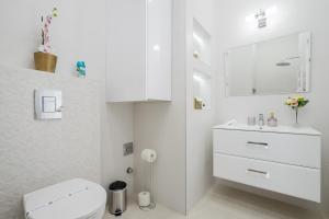 Koupelna v ubytování BpR Étienne Charming Apartment + 21 fotografií