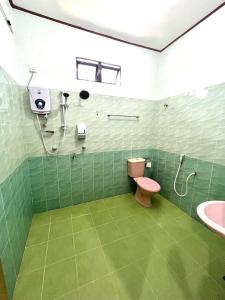 Phòng tắm tại Melur Inn, Tok Jembal
