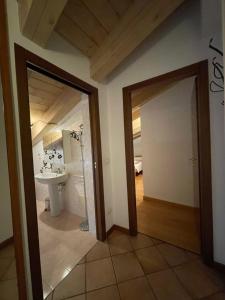 ヴェローナにあるRichi Rent 03のバスルーム(洗面台、鏡付)