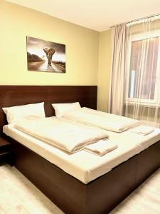 2 Betten in einem Schlafzimmer mit Fenster in der Unterkunft Hotel City Star in Frankfurt am Main