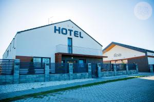 Hotel Sjesta في نوا سول: مبنى عليه لافته الفندق