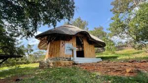 Tiret Riverside Resort and Retreat外面的花园