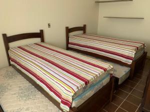 Een bed of bedden in een kamer bij Condomínio Maitinga. (Pé na areia)