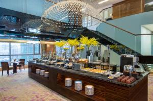 Restauracja lub miejsce do jedzenia w obiekcie Crowne Plaza Shenzhen Longgang City Centre, an IHG Hotel