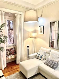 - un salon avec un canapé blanc et une lampe dans l'établissement HOME4U, à Lisbonne