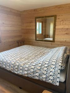 Postel nebo postele na pokoji v ubytování Swiss Chalet Feniks by Jolidi