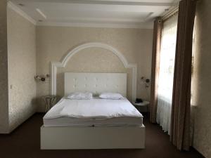 Ένα ή περισσότερα κρεβάτια σε δωμάτιο στο EMIR PLAZA HOTEL
