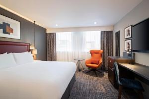 Leonardo Royal Hotel Birmingham客房内的一张或多张床位
