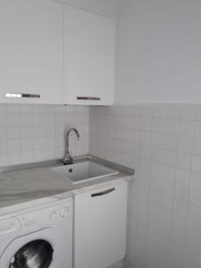 ソティージョ・デ・ラ・アドラダにあるVilajubi IIの白いキッチン(シンク、洗濯機付)