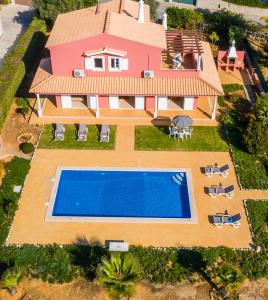 een luchtzicht op een huis met een zwembad bij Villa Sunrise by Algarve Vacation in Carvoeiro