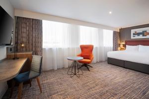 Leonardo Royal Hotel Birmingham的电视和/或娱乐中心