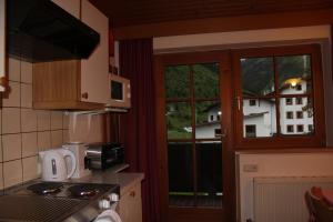 Kuchyň nebo kuchyňský kout v ubytování Haus Puit Mandarfen Pitztal