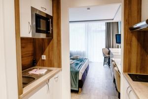 een hotelkamer met een wastafel en een slaapkamer bij Haus am See HS 232 in Hahnenklee-Bockswiese
