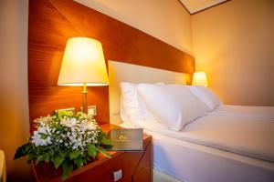 Postel nebo postele na pokoji v ubytování Grand Hotel Tuzla