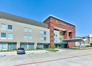 ダラスにあるLa Quinta Inn & Suites by Wyndham Dallas/Fairparkの車が停まった建物