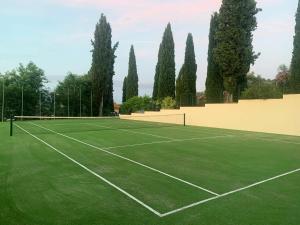 Tenisas arba skvošas apgyvendinimo įstaigoje Il Poggiolo arba netoliese