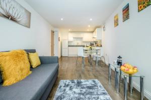 a living room with a couch and a kitchen at Modernview Serviced Accommodation 1 Bedroom Watford HighStreet F10 in Watford