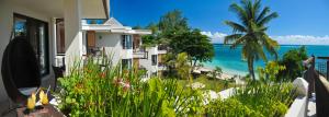 dom z widokiem na ocean w obiekcie Le Cardinal Exclusive Resort w mieście Trou aux Biches