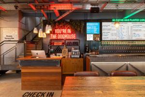 um restaurante com um bar com um computador portátil no balcão em BrewDog DogHouse Edinburgh em Edimburgo