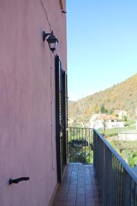 un balcón con una luz en el lateral de un edificio en Casa vacanze con balcone Valleremita - Analogic tour, en Fabriano