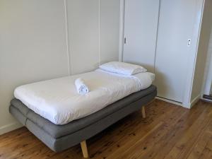 En eller flere senge i et værelse på Cute cottage walking distance to CBD